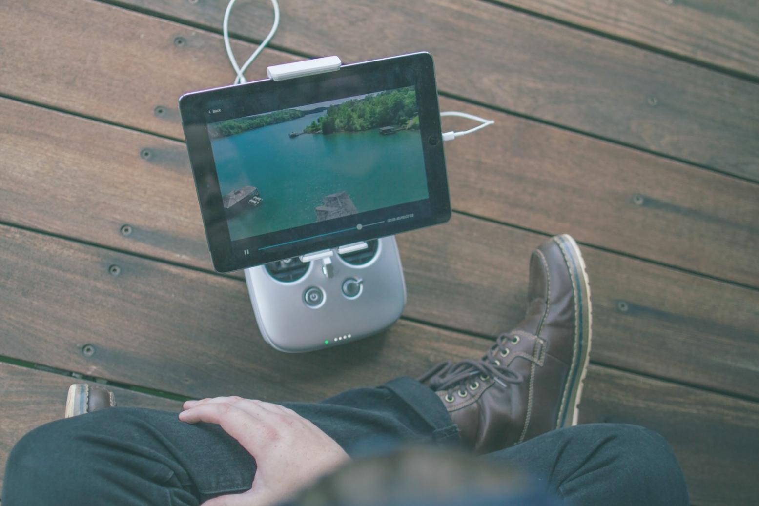Realizacja wywiadu w plenerze - praca ekipy filmowej